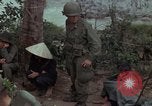 Immagine di Il Viet Cong sospetti Ankhe Vietnam del Sud, 1966, secondo 39 filmato di repertorio 65675036499