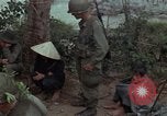 Immagine di Il Viet Cong sospetti Ankhe Vietnam del Sud, 1966, secondo 41 filmato di repertorio 65675036499
