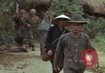 Immagine di Il Viet Cong sospetti Ankhe Vietnam del Sud, 1966, secondo 43 filmato di repertorio 65675036499