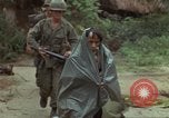 Immagine di Il Viet Cong sospetti Ankhe Vietnam del Sud, 1966, secondo 46 filmato di repertorio 65675036499