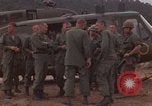Image 1re Division de cavalerie aérienne Ankhe Sud Vietnam, 1966, de la seconde 19 séquences d'archives historiques vidéo 65675036500