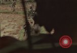 Immagine di 1° aria divisione di cavalleria Ankhe Vietnam del Sud, 1966, secondo 11 filmato di repertorio 65675036501