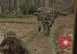 Immagine di 1° aria divisione di cavalleria Ankhe Vietnam del Sud, 1966, secondo 13 filmato di repertorio 65675036501