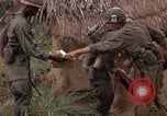 Immagine di 1° aria divisione di cavalleria Ankhe Vietnam del Sud, 1966, secondo 41 filmato di repertorio 65675036503