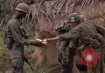 Immagine di 1° aria divisione di cavalleria Ankhe Vietnam del Sud, 1966, secondo 42 filmato di repertorio 65675036503