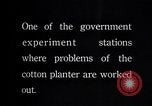 Standbild Baumwolle Landwirtschaft Experiment stations Southern United States USA, 1922, aus Sekunde 4 historischem Filmmaterial Videoclip 65675036516