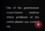 Standbild Baumwolle Landwirtschaft Experiment stations Southern United States USA, 1922, aus Sekunde 5 historischem Filmmaterial Videoclip 65675036516