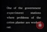 Standbild Baumwolle Landwirtschaft Experiment stations Southern United States USA, 1922, aus Sekunde 6 historischem Filmmaterial Videoclip 65675036516
