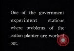 Standbild Baumwolle Landwirtschaft Experiment stations Southern United States USA, 1922, aus Sekunde 8 historischem Filmmaterial Videoclip 65675036516