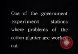 Standbild Baumwolle Landwirtschaft Experiment stations Southern United States USA, 1922, aus Sekunde 9 historischem Filmmaterial Videoclip 65675036516