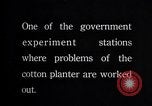 Standbild Baumwolle Landwirtschaft Experiment stations Southern United States USA, 1922, aus Sekunde 11 historischem Filmmaterial Videoclip 65675036516