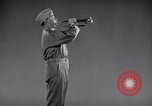 Image les soins et l'entretien de voitures privées en temps de guerre United States USA, 1943, de la seconde 17 séquences d'archives historiques vidéo 65675036559
