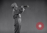 Image les soins et l'entretien de voitures privées en temps de guerre United States USA, 1943, de la seconde 18 séquences d'archives historiques vidéo 65675036559