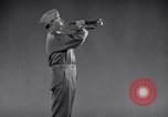Image les soins et l'entretien de voitures privées en temps de guerre United States USA, 1943, de la seconde 19 séquences d'archives historiques vidéo 65675036559