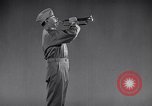 Image les soins et l'entretien de voitures privées en temps de guerre United States USA, 1943, de la seconde 20 séquences d'archives historiques vidéo 65675036559