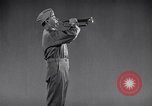 Image les soins et l'entretien de voitures privées en temps de guerre United States USA, 1943, de la seconde 21 séquences d'archives historiques vidéo 65675036559