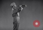 Image les soins et l'entretien de voitures privées en temps de guerre United States USA, 1943, de la seconde 22 séquences d'archives historiques vidéo 65675036559