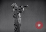 Image les soins et l'entretien de voitures privées en temps de guerre United States USA, 1943, de la seconde 23 séquences d'archives historiques vidéo 65675036559