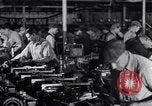 Image ligne d'assemblage automobile Ford United States USA, 1930, de la seconde 3 séquences d'archives historiques vidéo 65675036563
