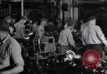 Image ligne d'assemblage automobile Ford United States USA, 1930, de la seconde 10 séquences d'archives historiques vidéo 65675036563