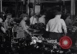 Image ligne d'assemblage automobile Ford United States USA, 1930, de la seconde 12 séquences d'archives historiques vidéo 65675036563