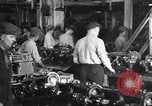 Image ligne d'assemblage automobile Ford United States USA, 1930, de la seconde 13 séquences d'archives historiques vidéo 65675036563