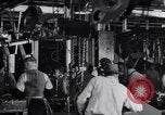 Image ligne d'assemblage automobile Ford United States USA, 1930, de la seconde 17 séquences d'archives historiques vidéo 65675036563