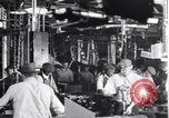 Image ligne d'assemblage automobile Ford United States USA, 1930, de la seconde 21 séquences d'archives historiques vidéo 65675036563