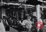 Image ligne d'assemblage automobile Ford United States USA, 1930, de la seconde 23 séquences d'archives historiques vidéo 65675036563