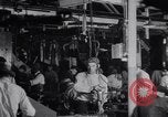 Image ligne d'assemblage automobile Ford United States USA, 1930, de la seconde 24 séquences d'archives historiques vidéo 65675036563