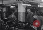 Image ligne d'assemblage automobile Ford United States USA, 1930, de la seconde 25 séquences d'archives historiques vidéo 65675036563
