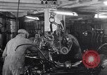 Image ligne d'assemblage automobile Ford United States USA, 1930, de la seconde 33 séquences d'archives historiques vidéo 65675036563