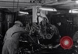 Image ligne d'assemblage automobile Ford United States USA, 1930, de la seconde 34 séquences d'archives historiques vidéo 65675036563