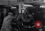 Image ligne d'assemblage automobile Ford United States USA, 1930, de la seconde 35 séquences d'archives historiques vidéo 65675036563