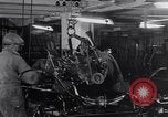 Image ligne d'assemblage automobile Ford United States USA, 1930, de la seconde 36 séquences d'archives historiques vidéo 65675036563