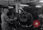 Image ligne d'assemblage automobile Ford United States USA, 1930, de la seconde 37 séquences d'archives historiques vidéo 65675036563
