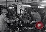 Image ligne d'assemblage automobile Ford United States USA, 1930, de la seconde 39 séquences d'archives historiques vidéo 65675036563