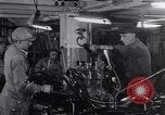 Image ligne d'assemblage automobile Ford United States USA, 1930, de la seconde 43 séquences d'archives historiques vidéo 65675036563