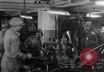 Image ligne d'assemblage automobile Ford United States USA, 1930, de la seconde 44 séquences d'archives historiques vidéo 65675036563