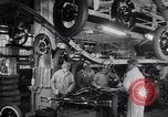 Image ligne d'assemblage automobile Ford United States USA, 1930, de la seconde 46 séquences d'archives historiques vidéo 65675036563