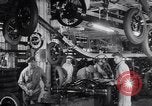 Image ligne d'assemblage automobile Ford United States USA, 1930, de la seconde 52 séquences d'archives historiques vidéo 65675036563