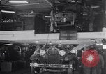 Image ligne d'assemblage automobile Ford United States USA, 1930, de la seconde 54 séquences d'archives historiques vidéo 65675036563