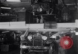 Image ligne d'assemblage automobile Ford United States USA, 1930, de la seconde 59 séquences d'archives historiques vidéo 65675036563