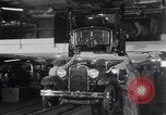 Image ligne d'assemblage automobile Ford United States USA, 1930, de la seconde 62 séquences d'archives historiques vidéo 65675036563