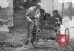 Immagine di Henry Ford e sua moglie United States USA, 1927, secondo 1 filmato di repertorio 65675036565