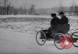 Immagine di Henry Ford e sua moglie United States USA, 1927, secondo 11 filmato di repertorio 65675036565