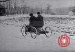 Immagine di Henry Ford e sua moglie United States USA, 1927, secondo 12 filmato di repertorio 65675036565