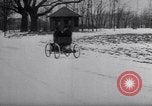 Immagine di Henry Ford e sua moglie United States USA, 1927, secondo 14 filmato di repertorio 65675036565