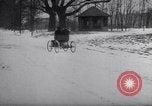 Immagine di Henry Ford e sua moglie United States USA, 1927, secondo 15 filmato di repertorio 65675036565