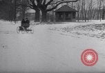 Immagine di Henry Ford e sua moglie United States USA, 1927, secondo 16 filmato di repertorio 65675036565